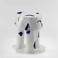 <a href="https://www.galeriegosserez.com/artistes/salomon-celine.html">Céline Salomon</a> - Owen - Table d'appoint Bleue & Blanche